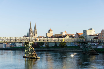 Fototapeta na wymiar Stadtpanorama panorama von Regensburg mit Dom mit brücke