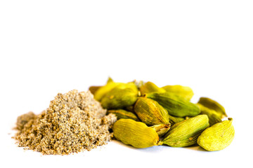 kardamom kardamomkapsel karadamompulver pulver isoliert freigestellt auf wei&szlig;en Hintergrund, Freisteller