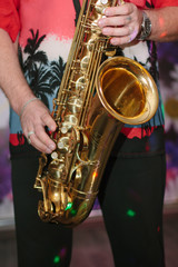 Obraz premium Musician playing on the saxophone at concert.