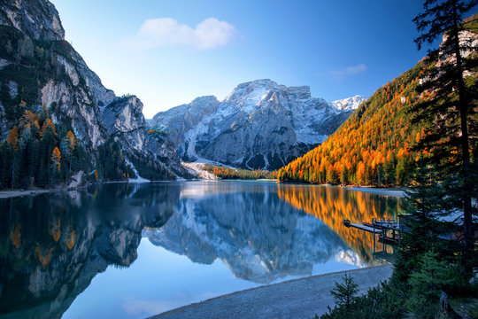 Alpenlandschaft mit Bergsee und W&auml;ldern in Herbstfarben