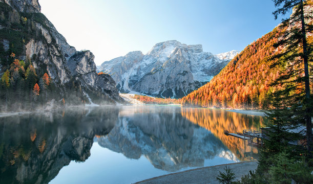 kristallklarer Gebirgssee mit Nebelschwaden vor Felslandschaft