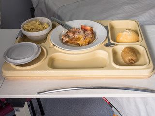Comida poco atractiva en una habitación de hospital