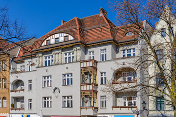 Fototapeta na wymiar Denkmalgeschütztes Wohn- und Geschäftshaus mit hölzernen Balkonelementen in Berlin-Alt-Tegel