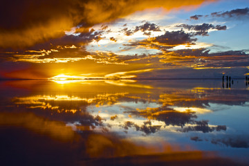 【ボリビア】ウユニ塩湖の夕焼け - obrazy, fototapety, plakaty