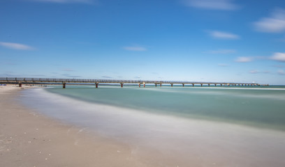 Fototapeta na wymiar strand mit seebrücke