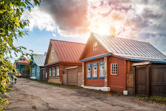 Wooden houses in the autumn of Ples in the sunlight Деревянные дома в русском стиле