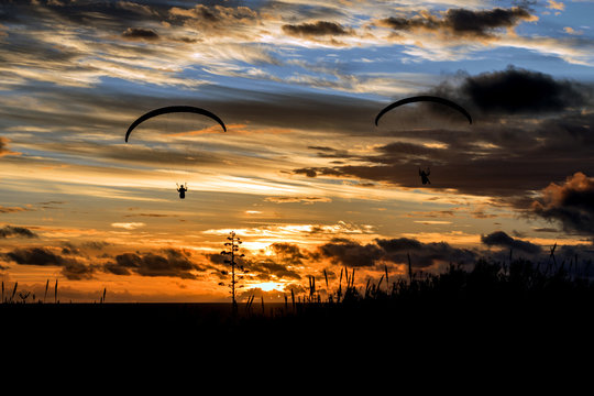 Gleitschirm im Sonnenuntergang
