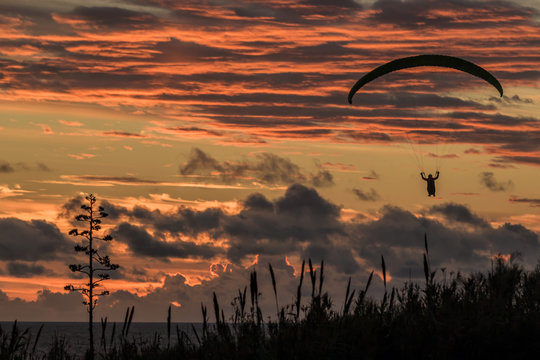 Gleitschirm im Sonnenuntergang