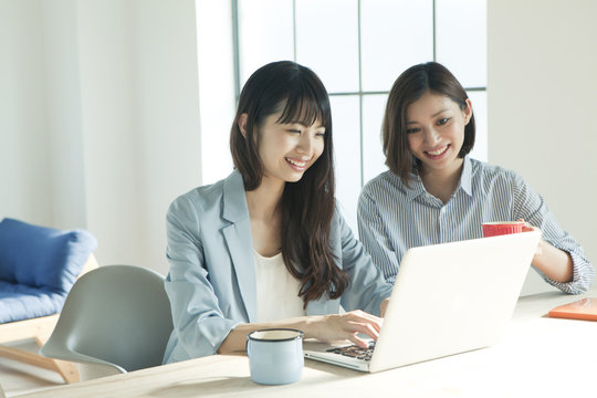 パソコンを使う20代女性2人