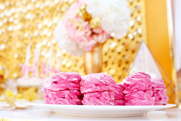 Obraz na płótnie Canvas Pink cakes on the plate