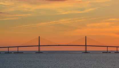 Obraz premium Sunshine Skyway Bridge Silhouette on Tampa Bay, Florida