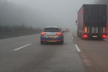 Fototapeta na wymiar Nebel im Strassenverkehr