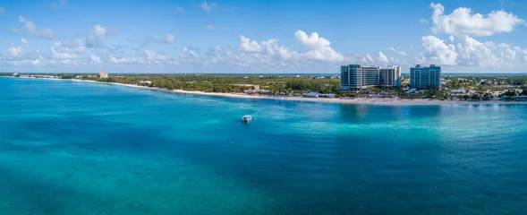 Stickers pour porte Plage de Seven Mile, Grand Cayman vue panoramique sur le paradis tropical des îles caïmans dans la mer des caraïbes