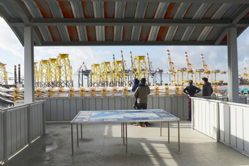 Auf der Aussichtsplattform können Besucher die Transport-Arbeiten ansehen