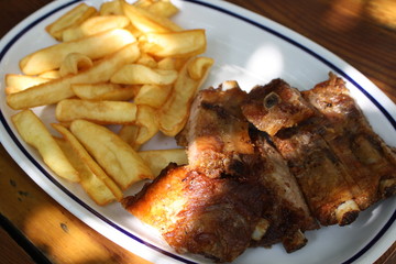 Puntine di maiale con patatine fritte