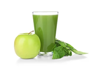 Photo sur Plexiglas Jus Jus vert en verre et ingrédients sur fond blanc