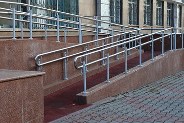 Ramp for lifting and lowering wheelchairs