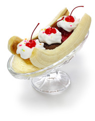 homemade banana split sundae, american dessert