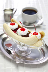 homemade banana split sundae, american dessert