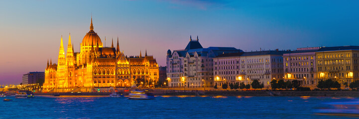 Obraz premium Budynek Parlamentu w Budapeszcie