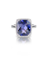 Beautiful sapphire and diamond wedding engagment ring gemstone center stone