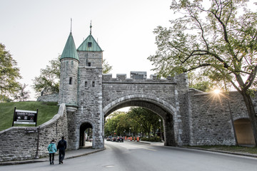 Naklejka premium Quebec City Canada historycznym murem obronnym z ulicznym zachodem słońca z parą na spacer