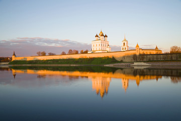 Fototapeta premium The Pskov Kremlin in the rays of the setting sun on October evening. Russia