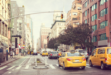 Stadtleben und Verkehr auf Manhattans Avenue, New York City, USA. Getöntes Bild