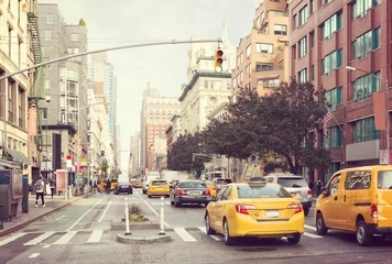 Fotobehang New York Stadsleven en verkeer op de avenue van Manhattan, New York City, Verenigde Staten. Getinte afbeelding