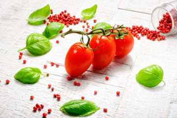 tomaten mit basilikum und roten pfeffer