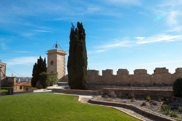 les hauteurs de la ville de Fos-sur-Mer avec la tour de l'horloge