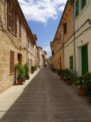Fototapeta na wymiar Colorful alley in Alcudia, Mallorca