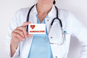 Arzt mit Schild Kardiologie