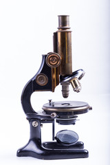 Historisches Mikroskop in verschiedenen Ansichten