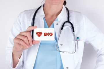 Arzt mit EKG und Herz