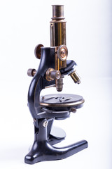 Historisches Mikroskop in verschiedenen Ansichten