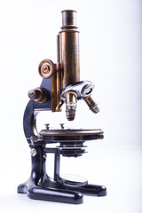 Historisches Mikroskop in verschiedenen Ansichten