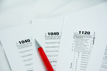 Obraz premium United state tax form with red pen background