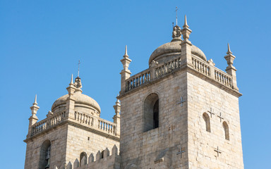 Fototapeta na wymiar The Porto Cathedral (Sé do Porto) under a blue sky.