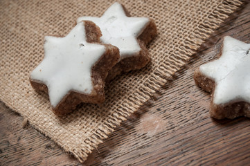 Biscuits de noël en forme d'étoile sur table en bois