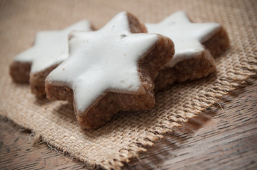 Biscuits de noël en forme d'étoile sur table en bois