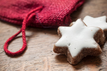 Biscuits de noël en forme d'étoile sur table en bois