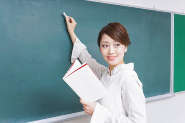 授業をする女性教師