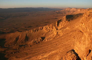 Fototapeta na wymiar Ramon-Krater bei Sonnenaufgang