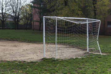 campo di calcio con porta e rete