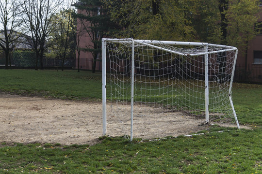 campo di calcio con porta e rete