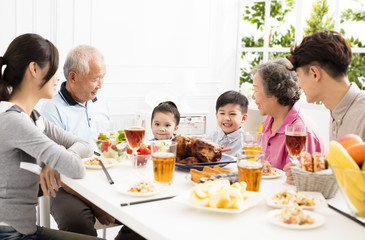 Obraz na płótnie Canvas happy asian family having dinner at home.