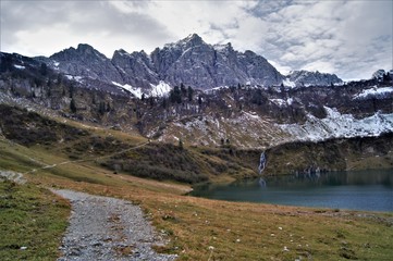 Fototapeta na wymiar Alpenlandschaft Traualpsee