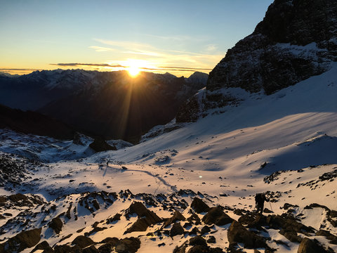 Sonnenaufgang in den Schweizer Alpen