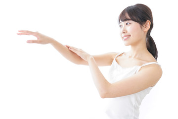 クリームを塗る若い女性